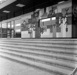 150646 Afbeelding van de keramische gevelversiering, ontworpen door Cor Dam, aan de voorgevel van het N.S.-station ...